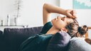 Wer ein Schwindelgefühl erleidet, sollte sich sofort hinsetzen, um einen orthostatischen Kollaps zu vermeiden