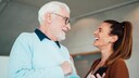 &Auml;lterer Mann und j&uuml;ngere Frau