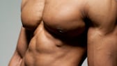 So eine muskulöse Brust wünschen sich viele Männer - doch neben harter Arbeit kommt es auch auf die richtigen Trainingsmethoden an