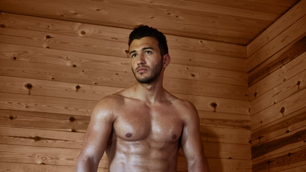 Mann in Sauna
