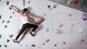 Frau beim Bouldern