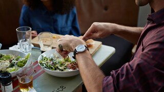Mann beim Abendessen