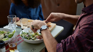 Mann beim Abendessen