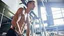 Mann beim Kabelzugtraining