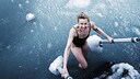 Frau beim Eisbaden