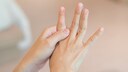 Frau mit Schnappfinger