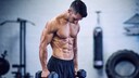 Muskulöser Mann im Gym
