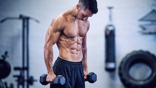 Muskulöser Mann im Gym