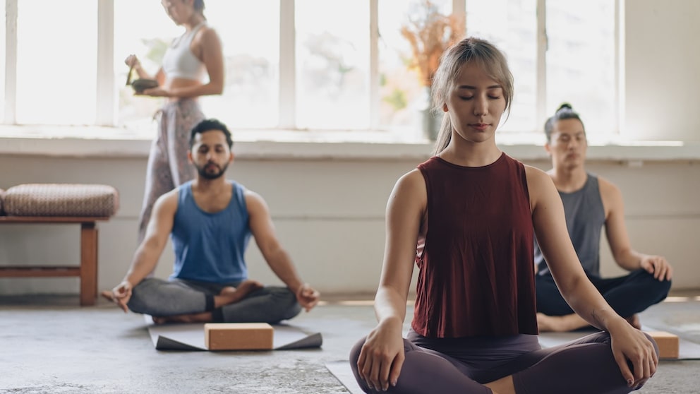 Sivananda Yoga kombiniert körperliche und mentale Entspannung miteinander.