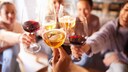 Gruppe Menschen stößt mit alkoholischen Getränken an