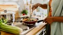 Frau kocht eine proteinreiche Mahlzeit