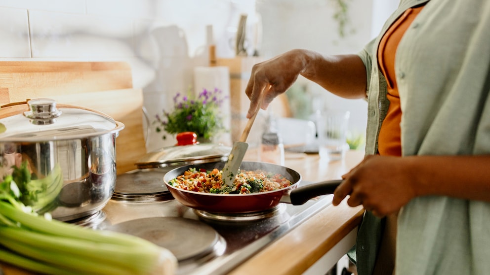 Frau kocht eine proteinreiche Mahlzeit