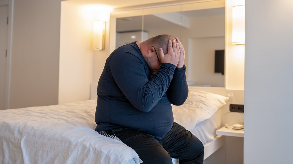 Mann leidet an Einsamkeit und Fettleibigkeit