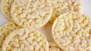Was ist gesünder – Reiswaffeln oder Maissnacks? ÖKO-TEST klärt auf.