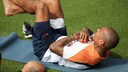 Mann macht Sit-ups