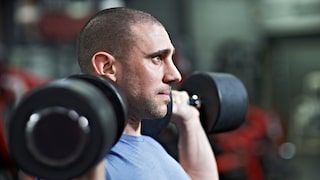 Sollte man das Gewicht zwischen den Wiederholungen eines Trainingssatzes besser ablegen? Der Fitnessprofessor antwortet