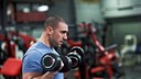 Mann treibt Kraftsport, um sein Testosteron zu steigern