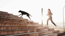 Frau joggt mit Hund