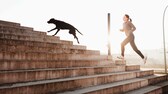 Frau joggt mit Hund