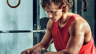 Mann beim HIIT-Training