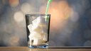 Zuckersucht: Zuckerwürfel in einem Glas