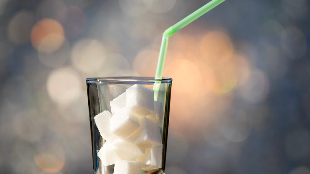 Zuckersucht: Zuckerwürfel in einem Glas