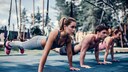 Mehrere Personen machen TRX-Training.