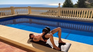 Nina Ponath macht macht Glute Bridges mit einer Hantel