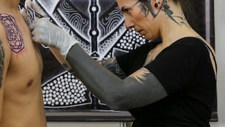 Frau mit Blackout-Tattoo