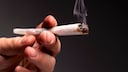 Cannabis-sucht erkennen: Eine Hand mit einem Joint