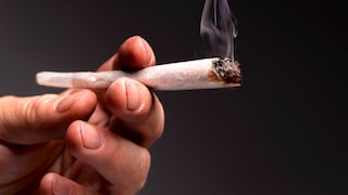 Cannabis-sucht erkennen: Eine Hand mit einem Joint