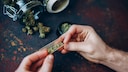 Person dreht sich einen Joint.