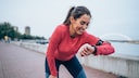 So schneiden beliebte Fitnesstracker und Smartwatches bei Stiftung Warentest ab