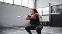 Frau macht Front Squats.