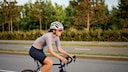 Rennrad Kauf: Frau fährt Rennrad