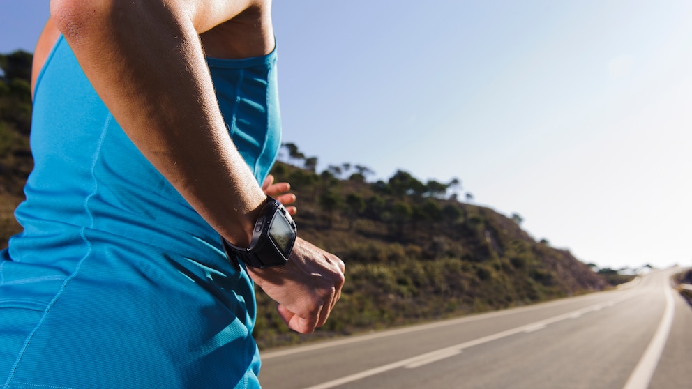 Vorteile Fitnesstracker mit GPS: Frau joggt mit Sportuhr