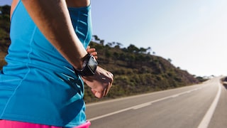 Vorteile Fitnesstracker mit GPS: Frau joggt mit Sportuhr