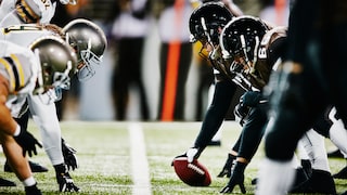 American Football Spieler in Aktion mit Ball