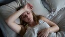 Frau in der Menopause leidet an n&auml;chtlichem Schwitzen