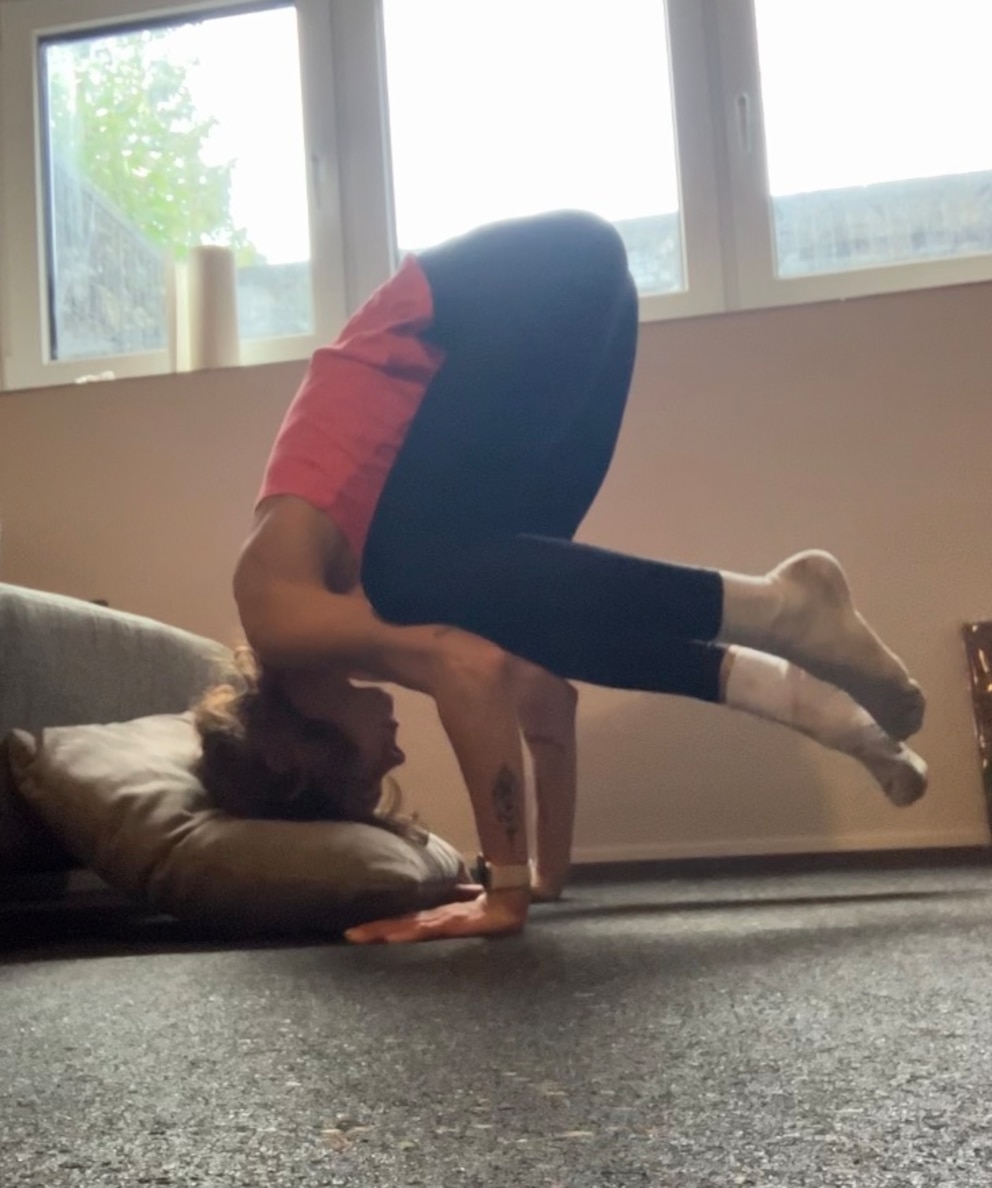 Nina Ponath beim Üben der Krähe (Yoga-Pose)