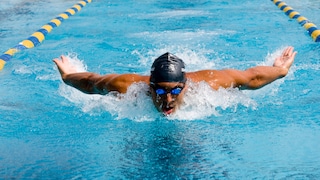 Mann mit Badekappe schwimmt