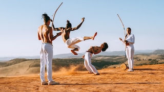 Bei Capoeira treffen Kampf und tänzerische Elemente aufeinander und schaffen eine Sportart, die viele positive Wirkungen auf den Körper hat.
