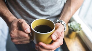 Mann trinkt Kaffee