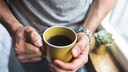 Mann trinkt Kaffee