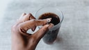 Frau trinkt Cola light