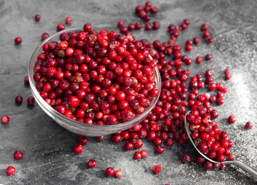 Obwohl sie toll aussehen, sind Cranberries im natürlichen Zustand schwer genießbar, da sie bitter und säuerlich schmecken. Meist werden sie als gesüßte Trockenfrucht oder als Saft verzehrt.