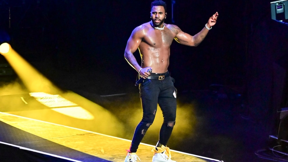 Jason Derulo performt.