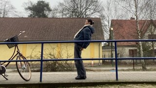 Mini-Ritual gegen Verspannung: Dehnungsübungen am Bahngleis