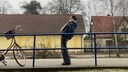 Mini-Ritual gegen Verspannung: Dehnungsübungen am Bahngleis