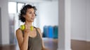 Frau beim Krafttraining (gegen Insomnie)